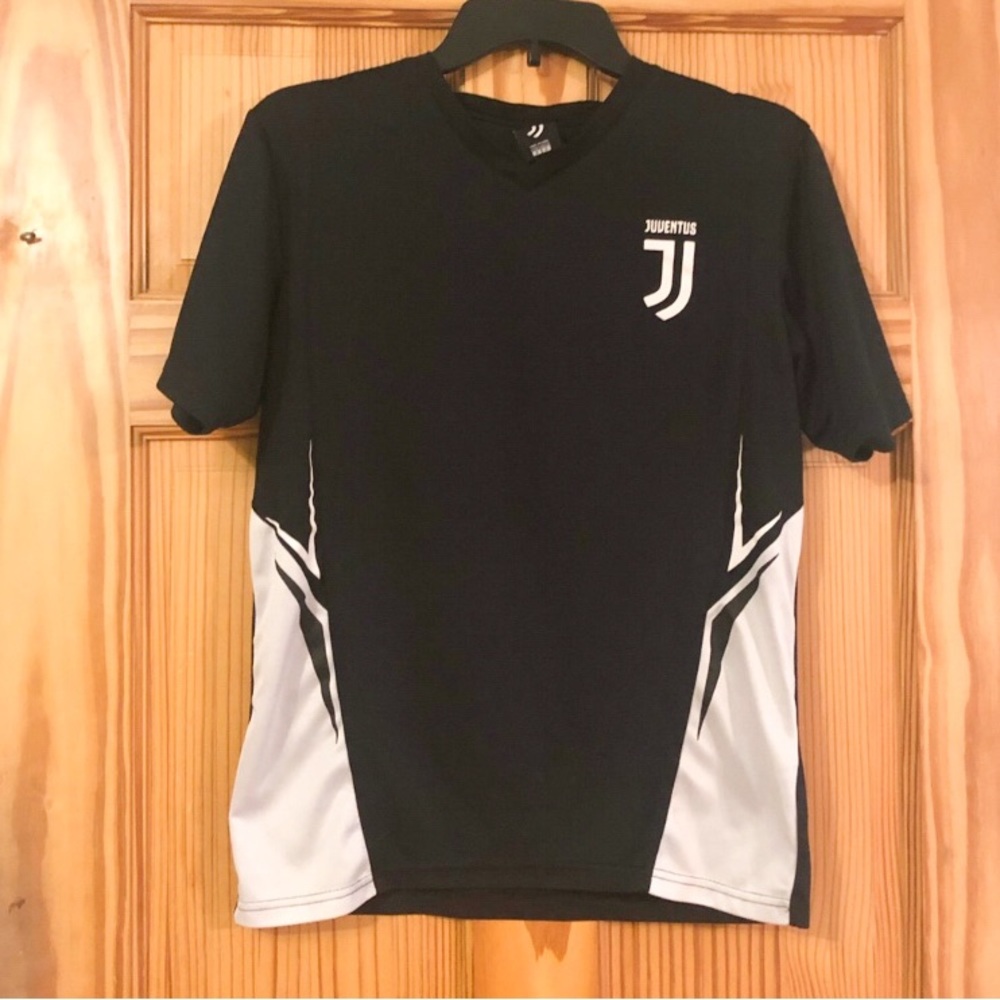 ⭐️ Lightly used men’s Juventus T-shirt
